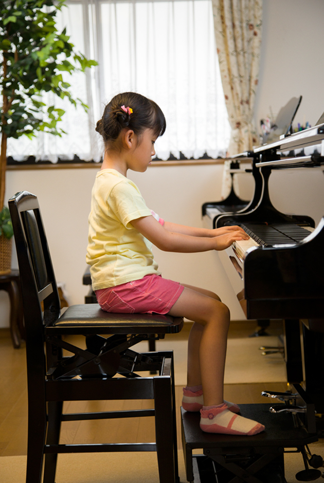 椅子、足台、補助ペダル等も一緒に購入したいのですが