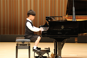 菅井凰伽 君(6才10ヶ月)　人形の夢と目覚め　オーステイン作曲