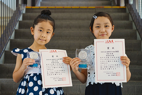 第13回全日本ジュニアピアノコンクール連弾部門初級にて赤澤 咲月さんと恒吉 花さんが銀賞受賞しました！！