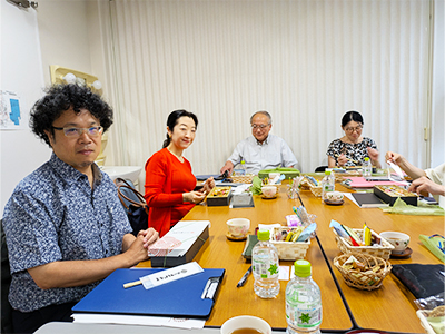 楽屋でのお弁当タイム 審査員1