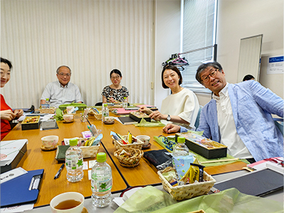 楽屋でのお弁当タイム 審査員2